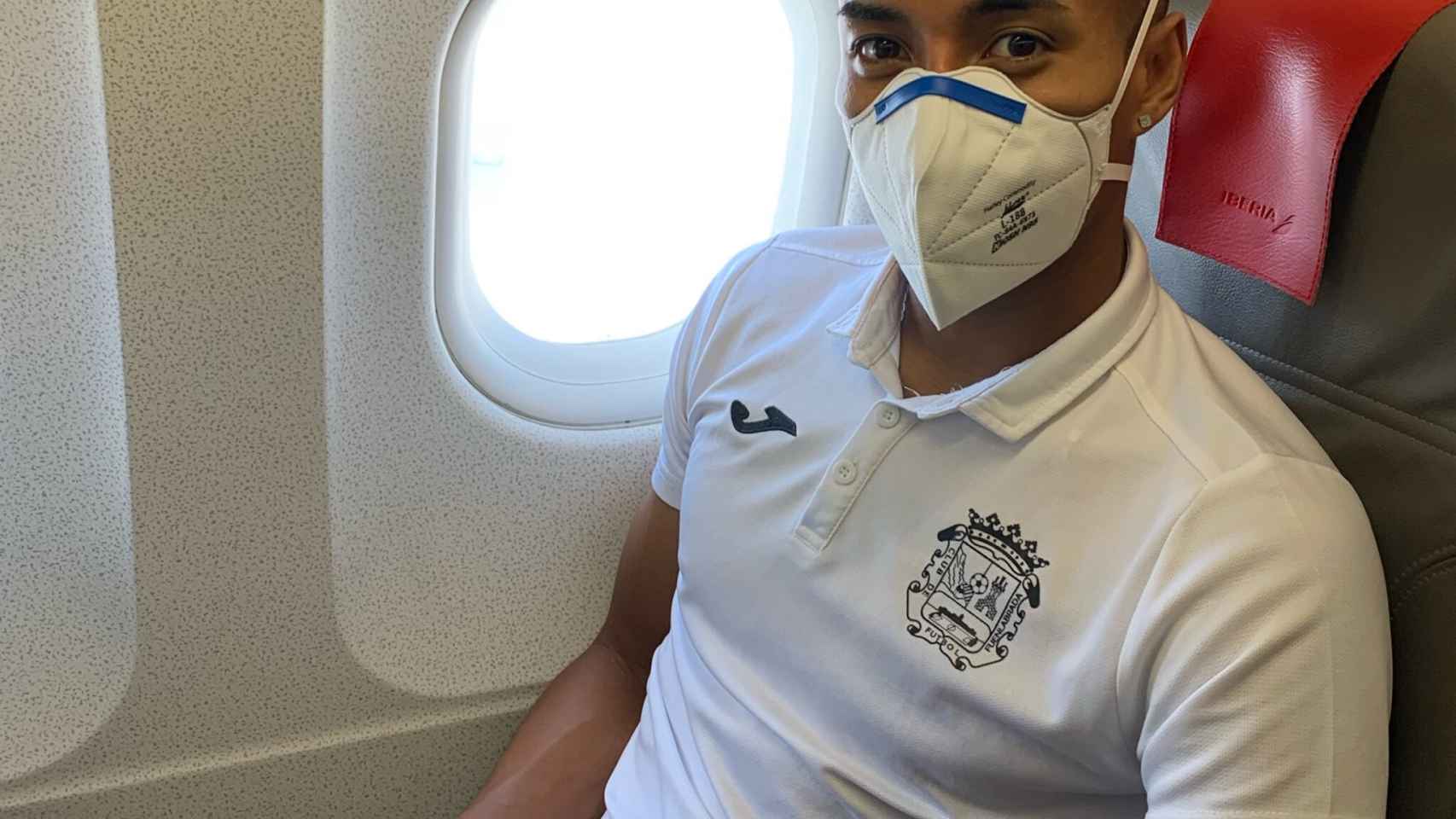Jeisson Martínez, jugador del Fuenlabrada, en el avión que les llevaba hacia La Coruña