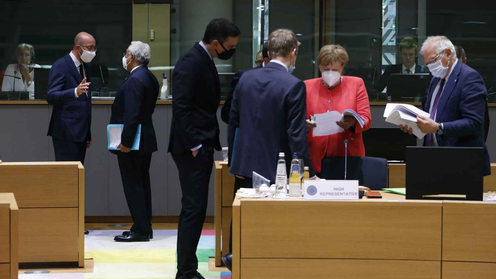 Sánchez revisa documentos con Merkel y Borrell