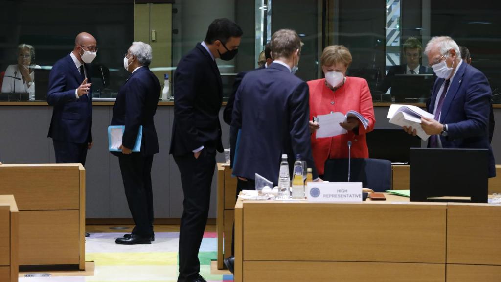 Sánchez revisa documentos con Merkel y Borrell