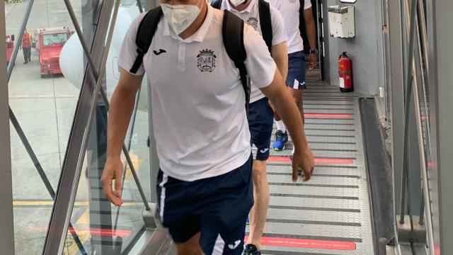 Los jugadores del Fuenlabrada, en su llegada a Santiago para jugar el partido frente al Deportivo de la Coruña