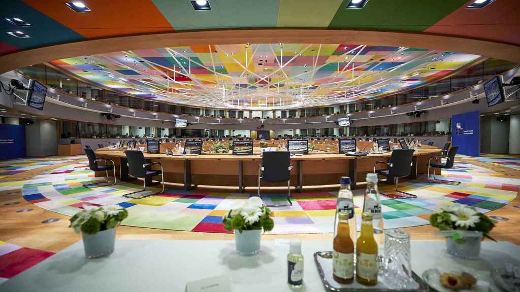 La sala de reuniones de los líderes de la UE, preparada para sellar el pacto