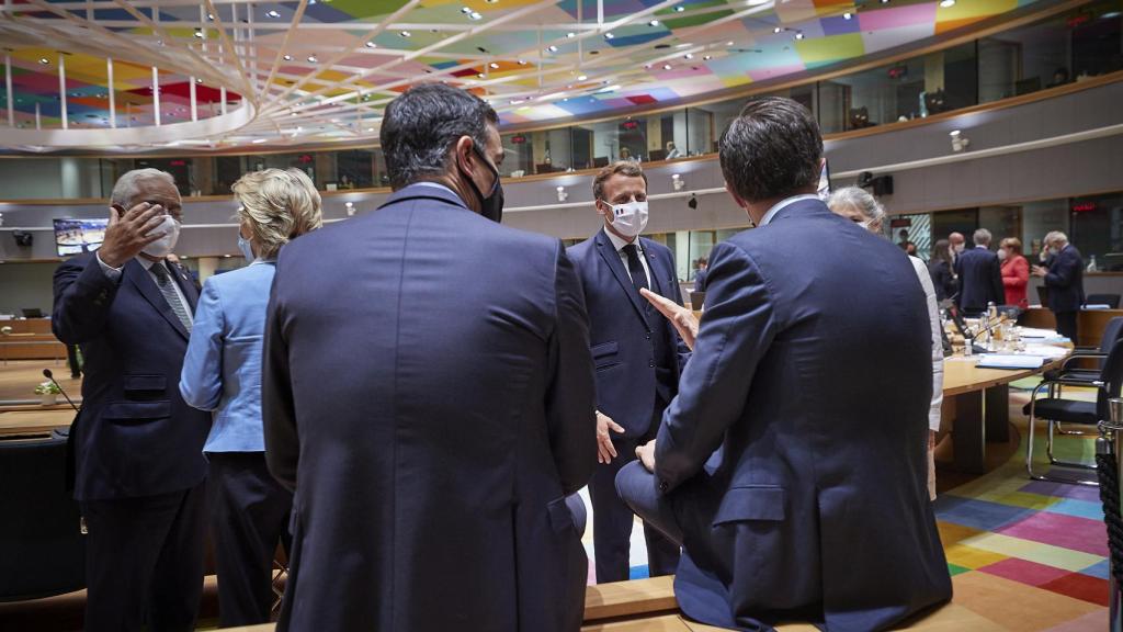 Pedro Sánchez, Mark Rutte y Emmamuel Macron, este lunes en la última sesión de la cumbre de la UE