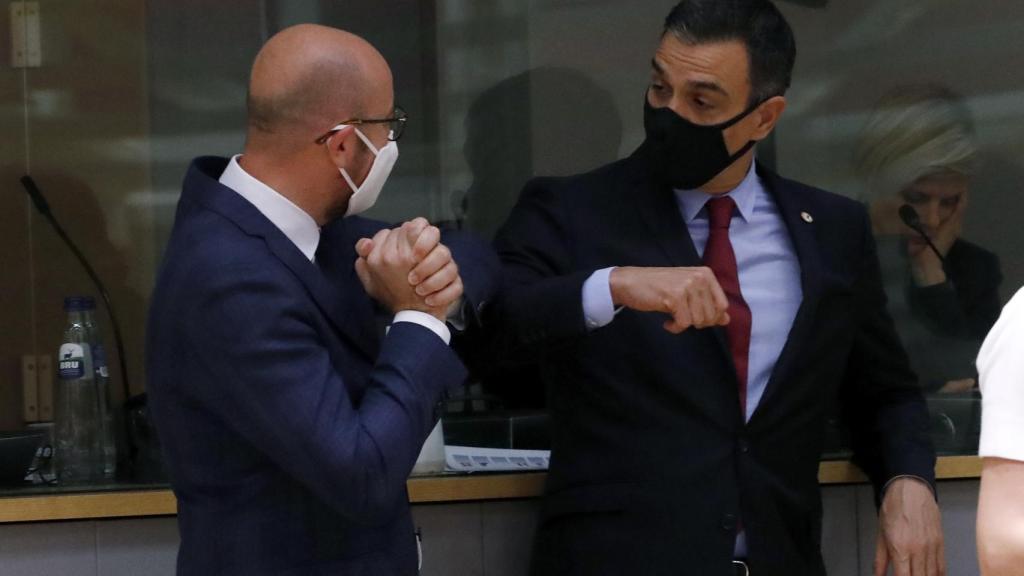 Pedro Sánchez saluda con el codo a Charles Michel