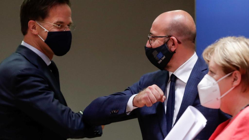 Charles Michel saluda a Mark Rutte durante un momento de la crisis