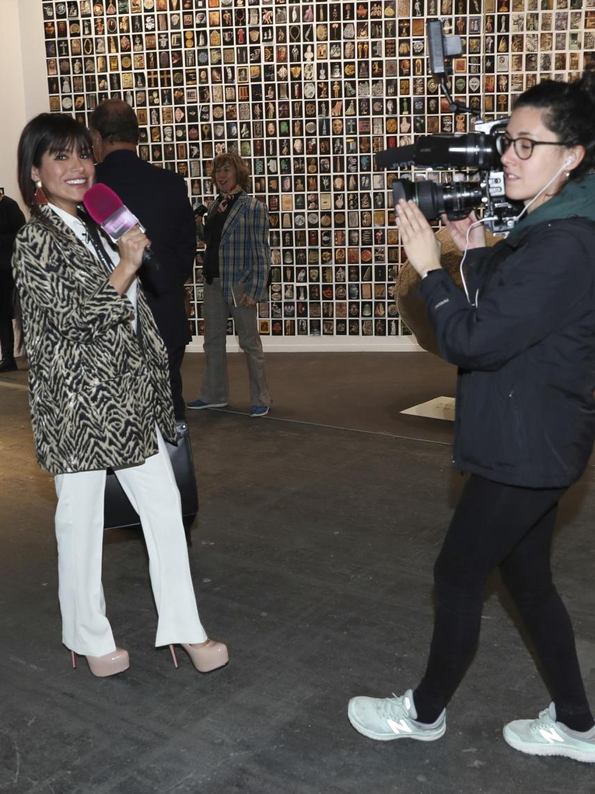 Miriam Saavedra haciendo un reportaje en ARCO.