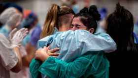 Dos sanitarias se abrazan tras el cierre del hospital de Ifema en Madrid. Foto: Gtres