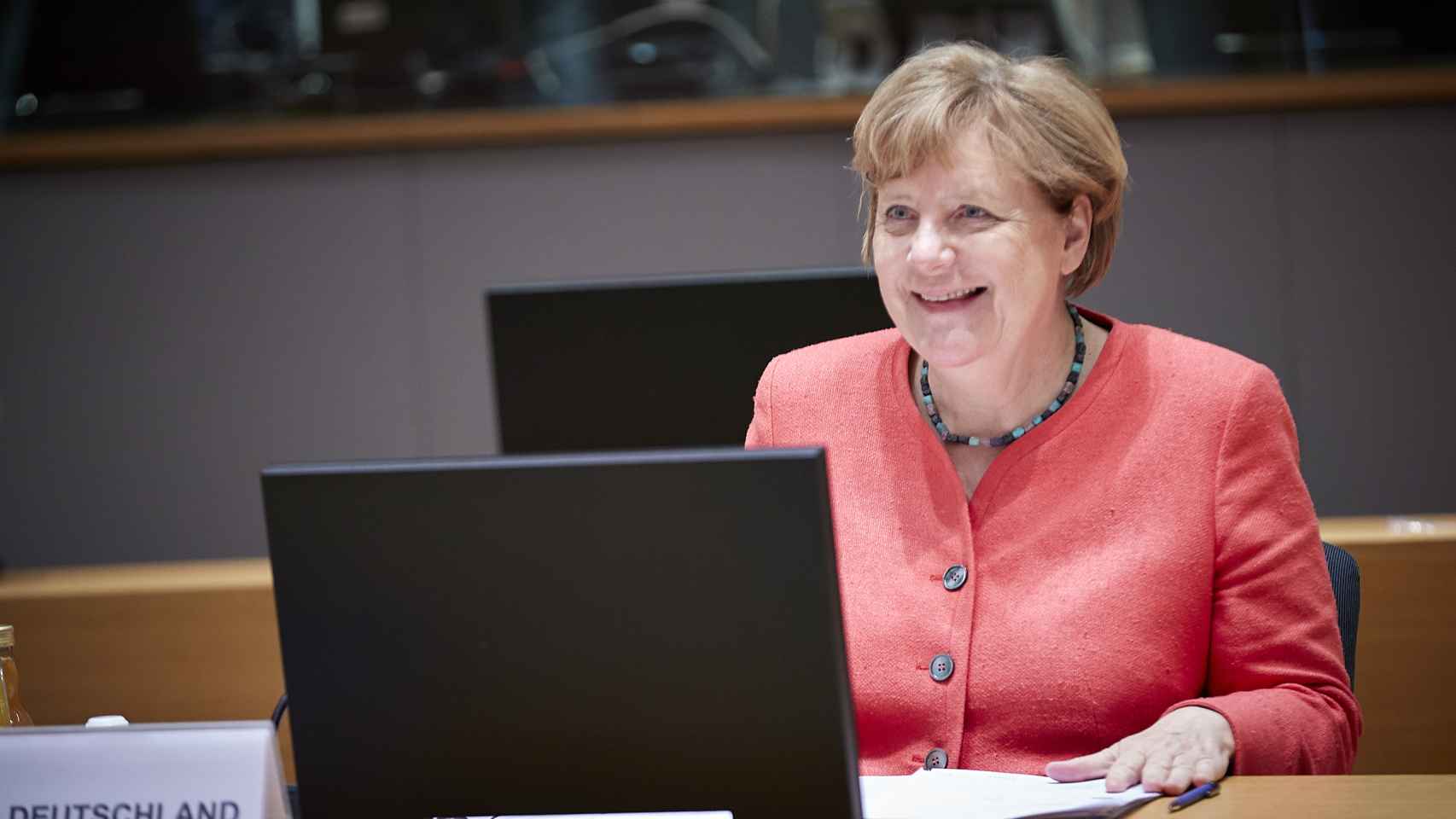 La canciller Angela Merkel, feliz durante la ratificación del acuerdo en la UE