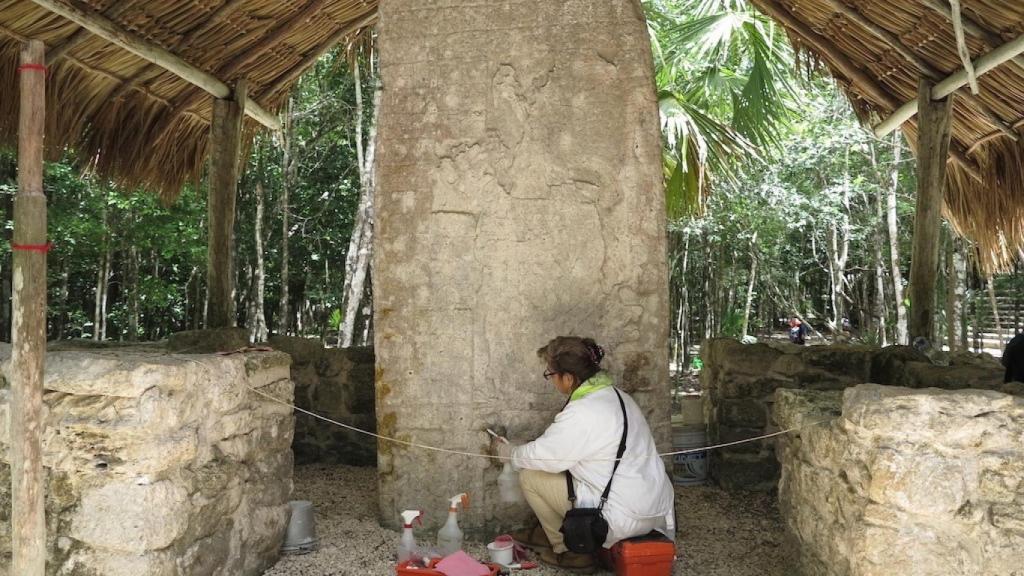 Una arqueóloga durante un trabajo de campo en la península de Yucátan (México).