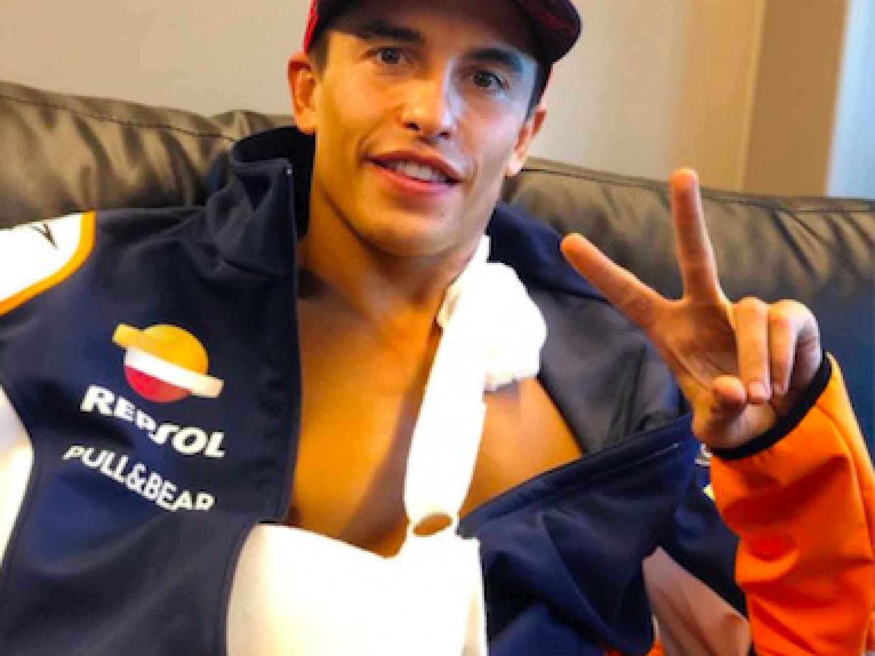 Marc Márquez dolorido de su brazo