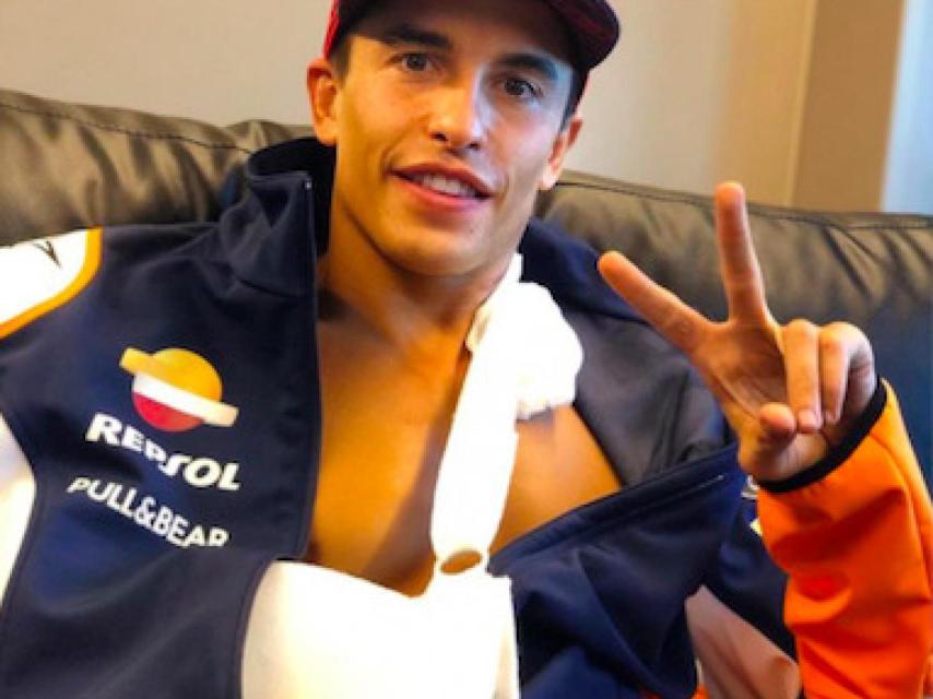 Marc Márquez dolorido de su brazo