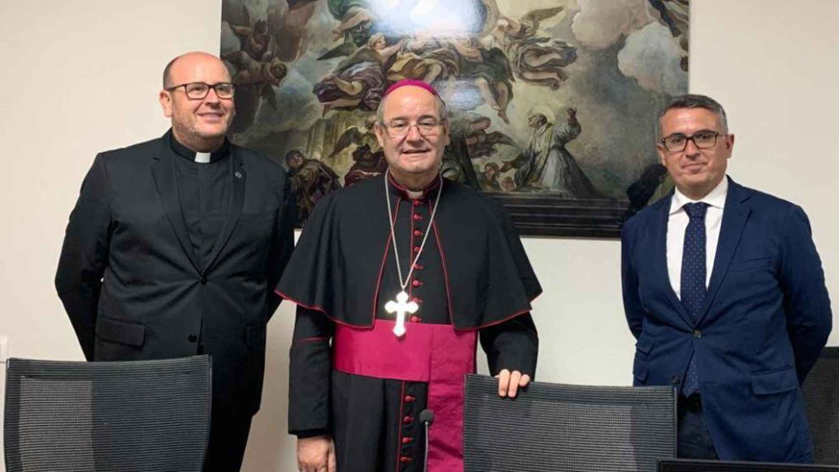 El arzobispo de Toledo, Francisco Cerro Chaves, flanqueado por Anastasio Gómez (d) y Ángel Camuñas Sánchez