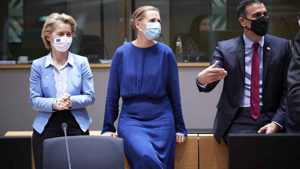 Ursula von der Leyen, Mette Frederikson y Pedro Sánchez, en la reunión de las 5:15 en que se selló el acuerdo en la UE