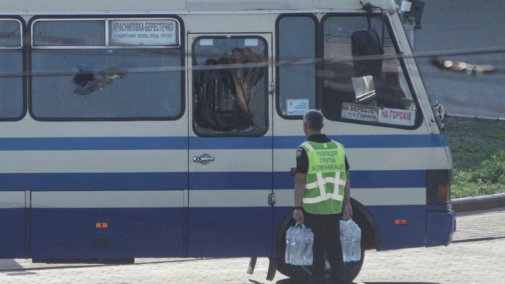 Un hombre con explosivos ha secuestrado en Ucrania un autobús con unas 20 personas.