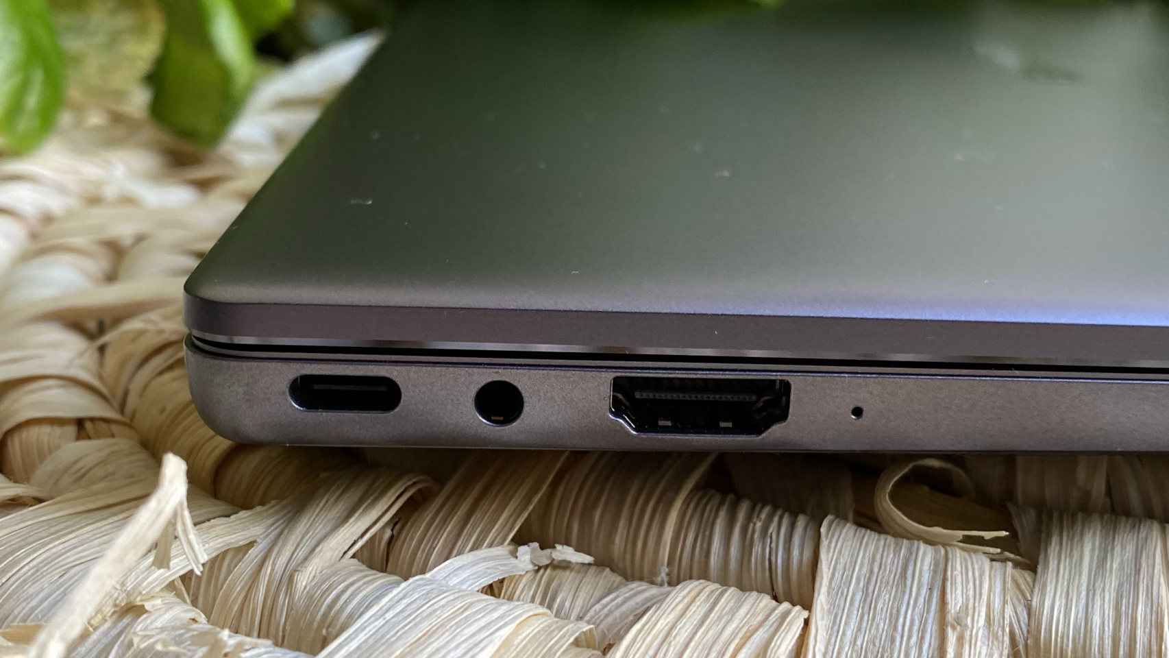 Junto con el USB-C de carga, el MateBook ofrece HDMI y jack de audio