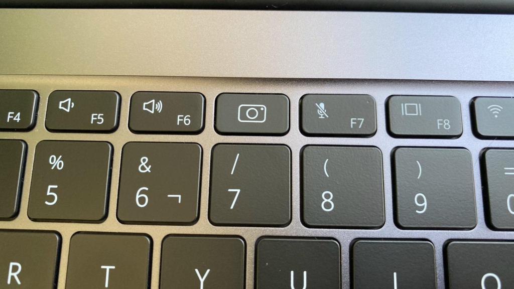 Parece una tecla normal, pero en el Huawei MateBook 14 oculta la webcam