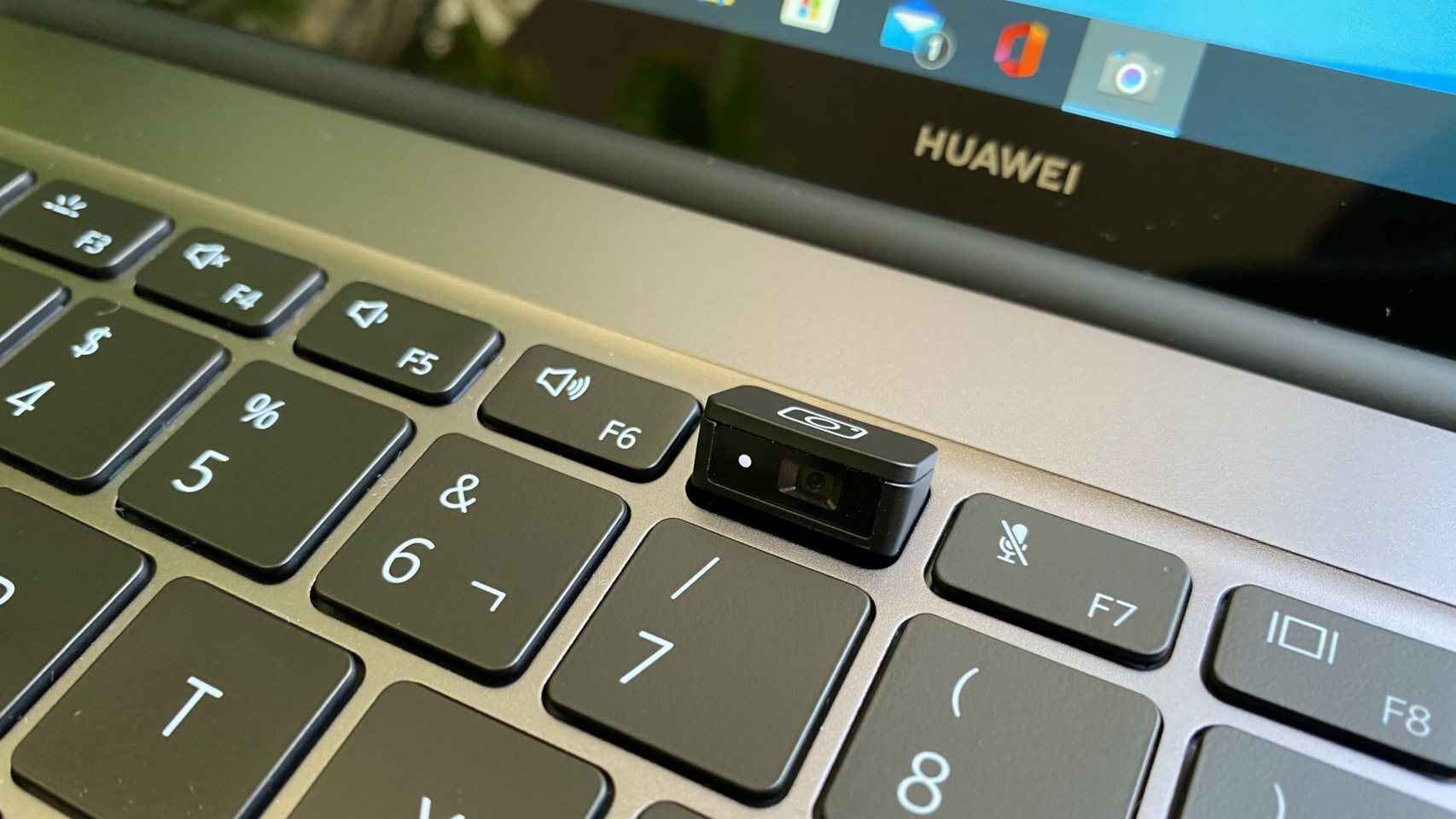 La ya famosa webcam del Huawei MateBook, oculta en el teclado