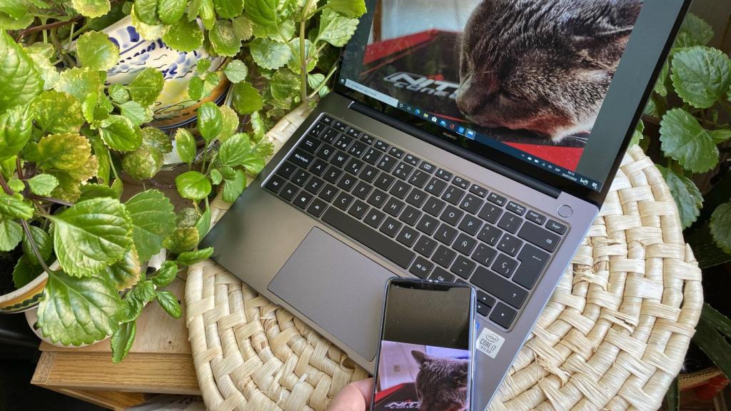 Con poner el móvil encima del Huawei MateBook, podemos pasar fotos y documentos