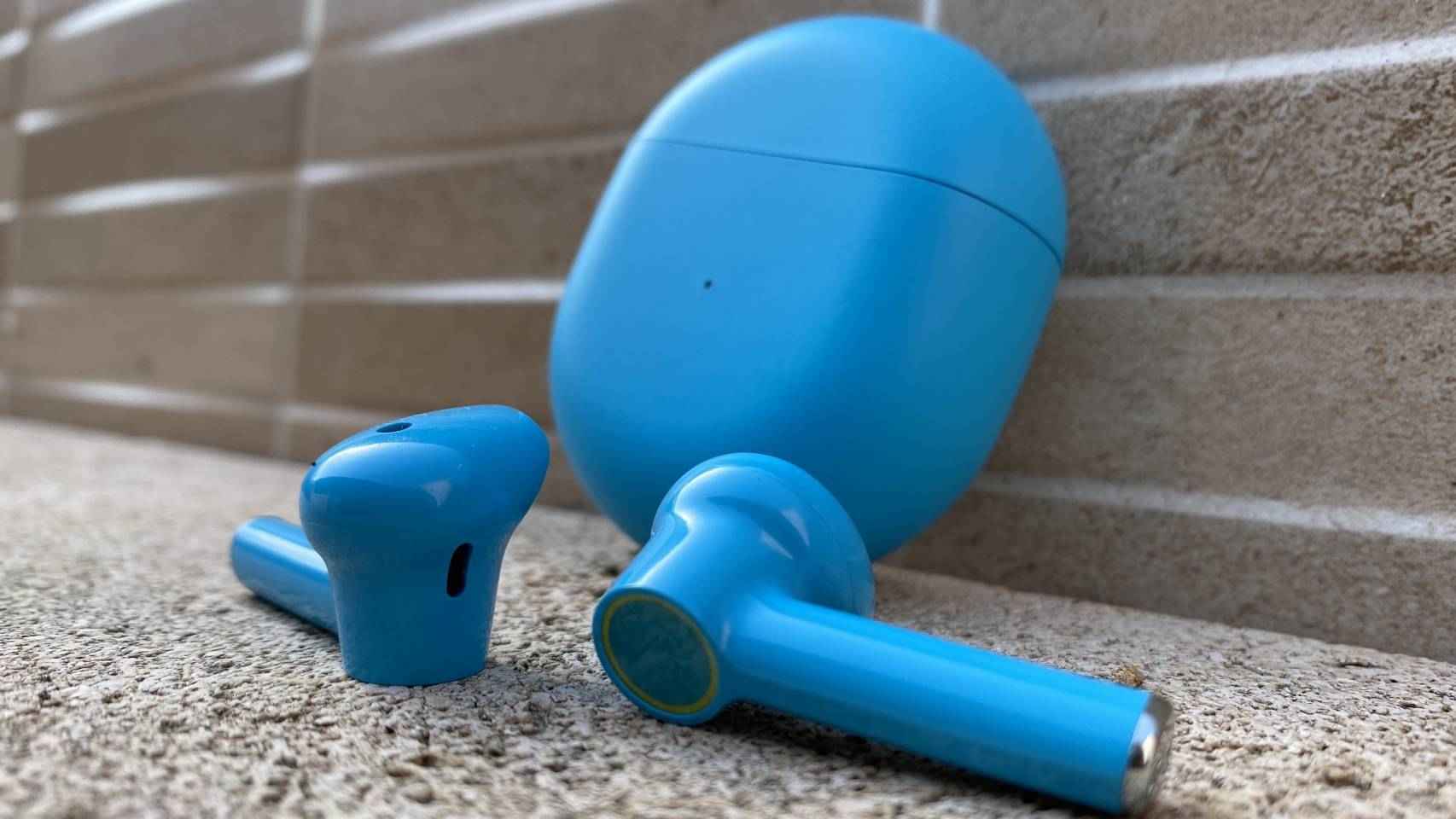 En color azul, los OnePlus Buds se notan más originales