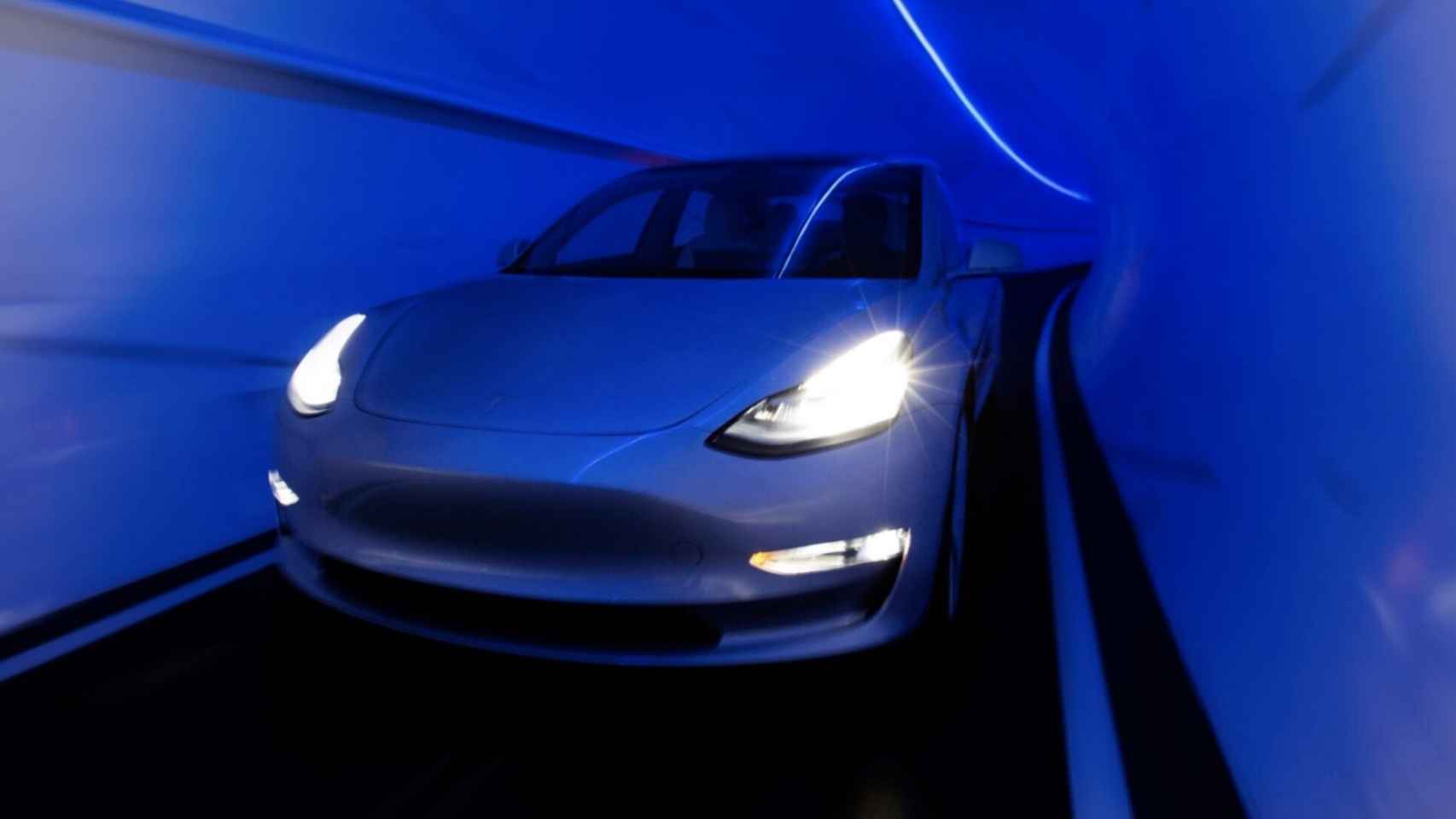 Un Tesla Model 3 en un túnel de Boring Company.