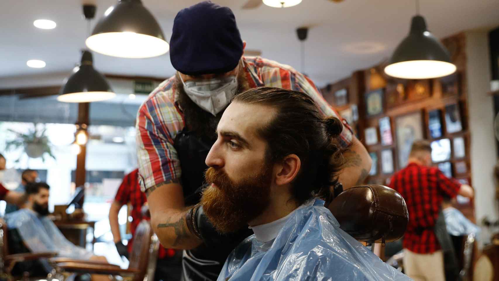 Peluquero arreglando una barba.
