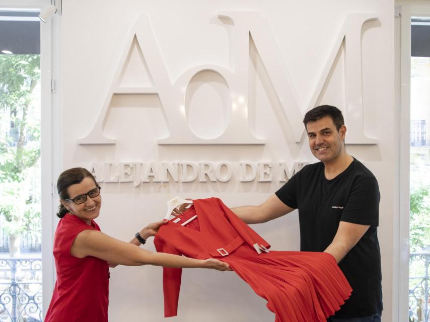 Alejandro de Miguel hace entrega del vestido a Montserrat García González.