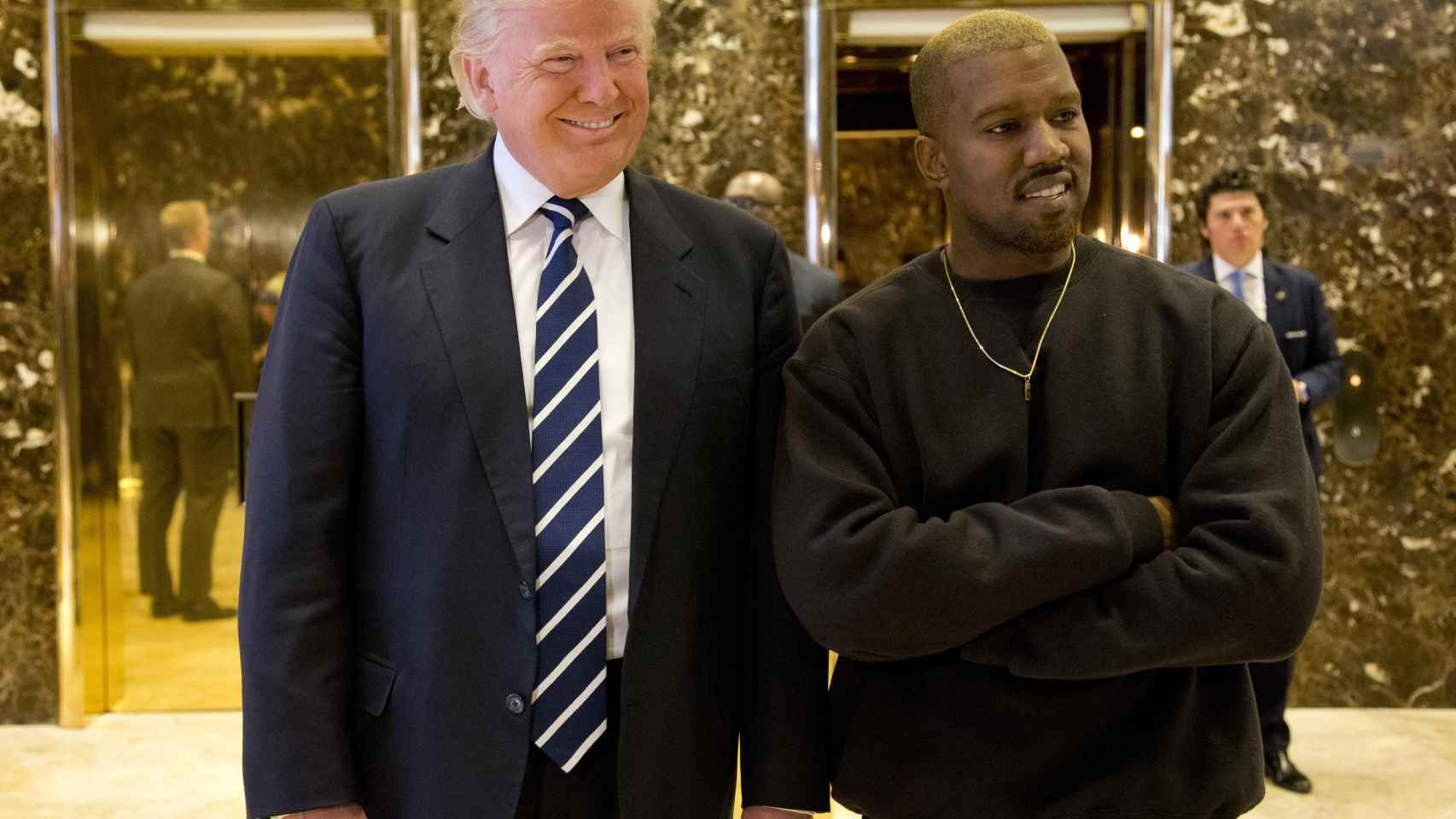 Kanye West felicitó en persona a Donald Trump tras llegar al despacho oval.