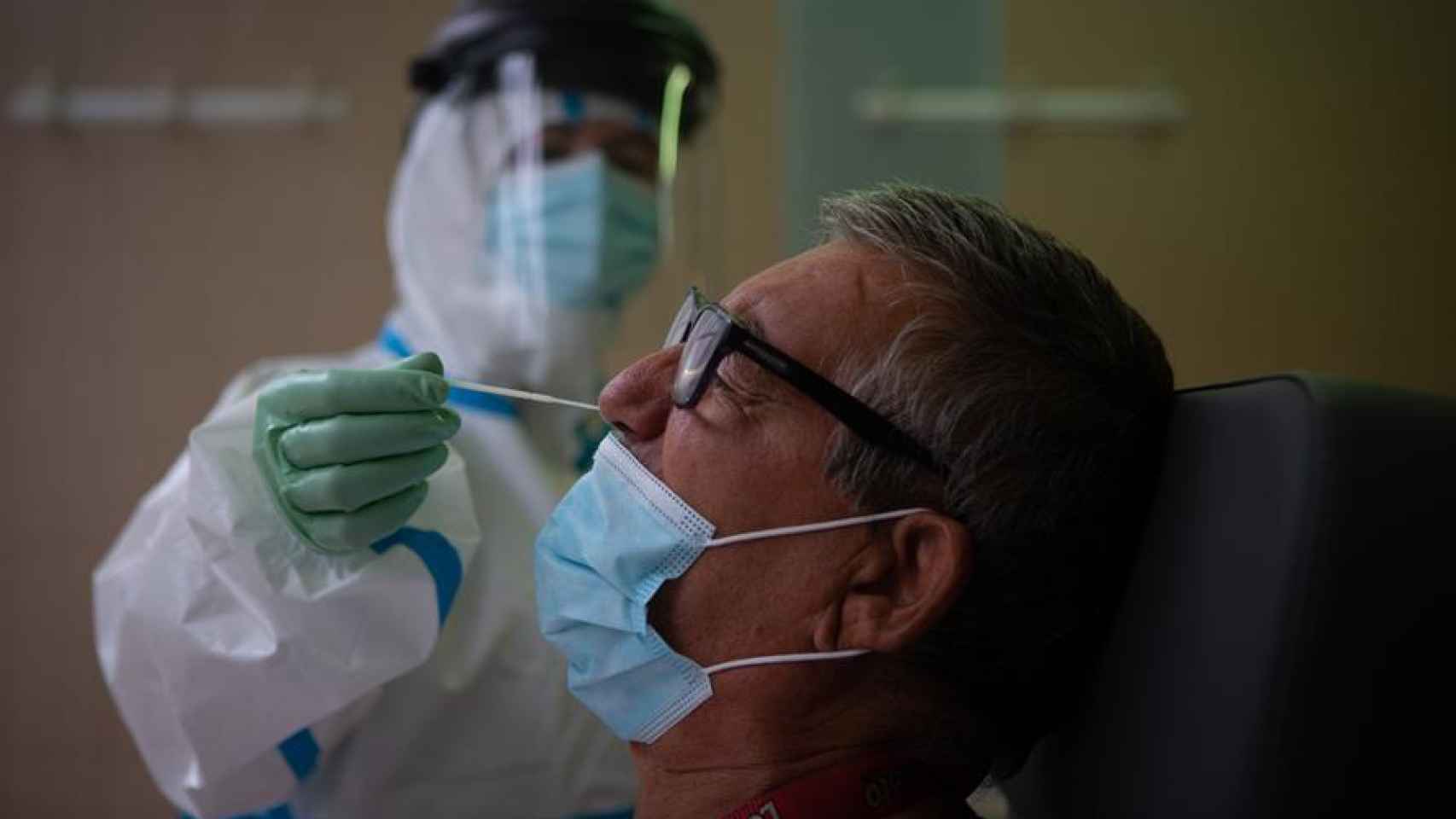 Un sanitario realiza una prueba PCR a un paciente en el CAP Raval Nord de Barcelona.