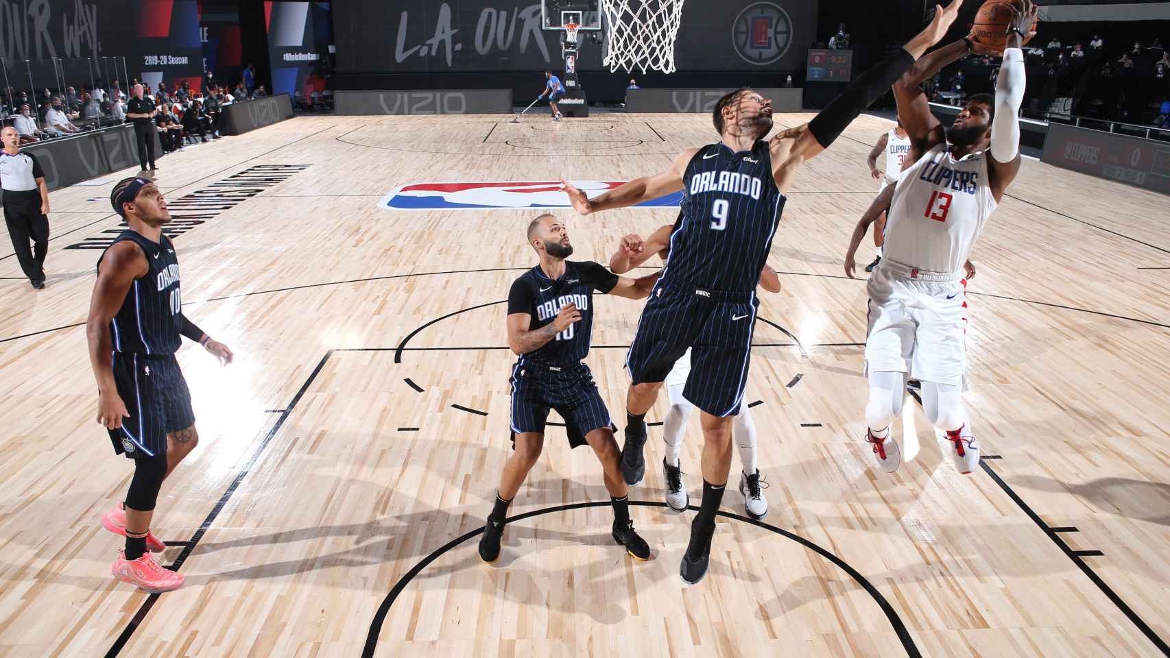 Los jugadores de Orlando Magic y Los Ángeles Clippers durante el primer amistoso del reinicio de la NBA