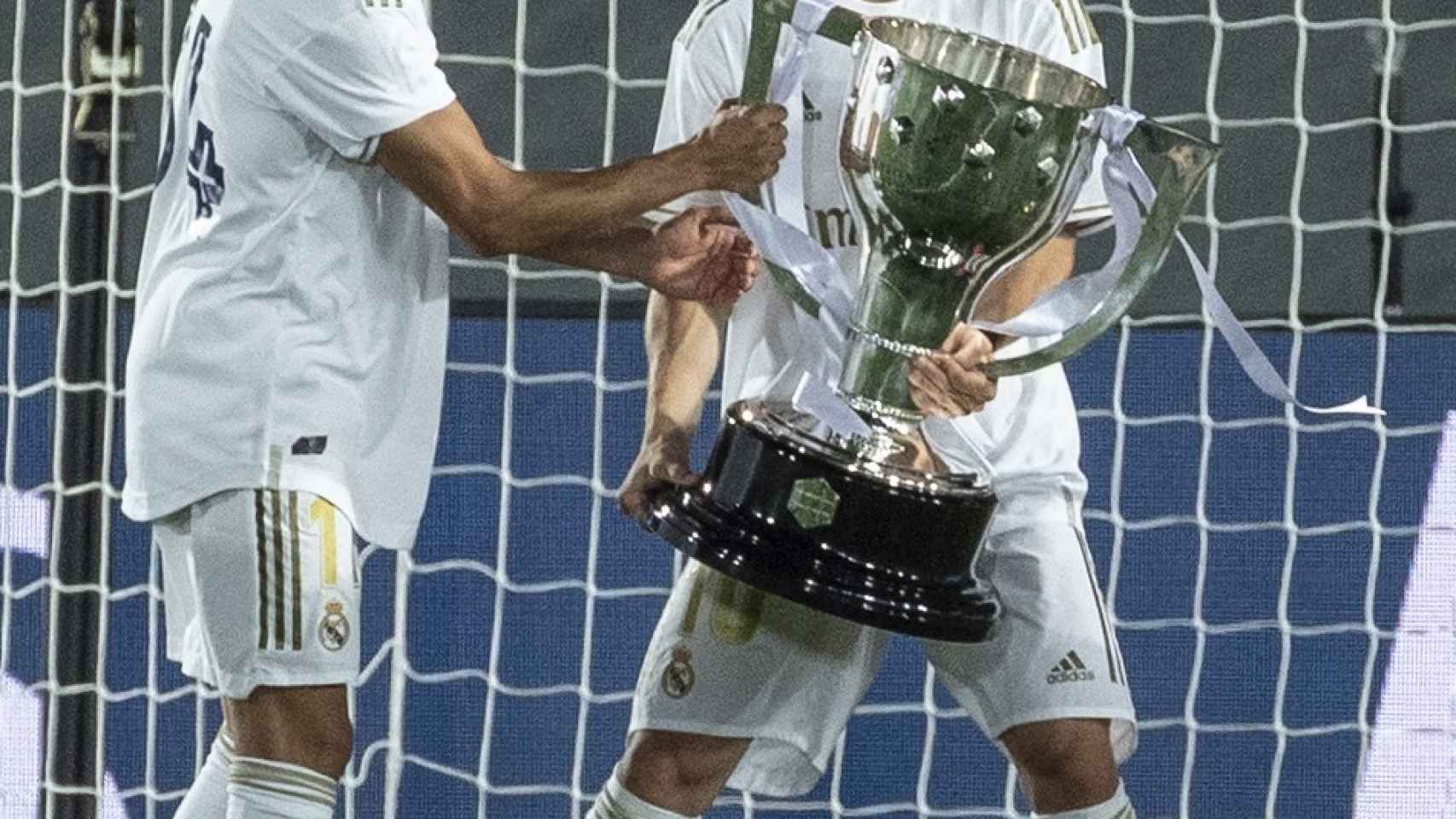 Lucas Vázquez y Modric, con el título de La Liga
