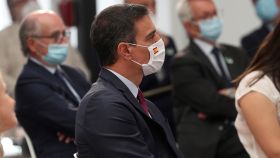 El presidente del Gobierno, Pedro Sánchez, este miércoles con una mascarilla con la bandera de España.