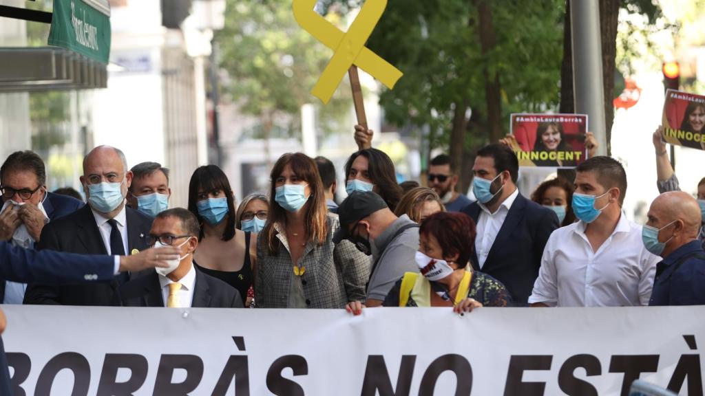 La diputada de JxCat Laura Borrás llega al Tribunal Supremo acompañada por un grupo de simpatizantes.