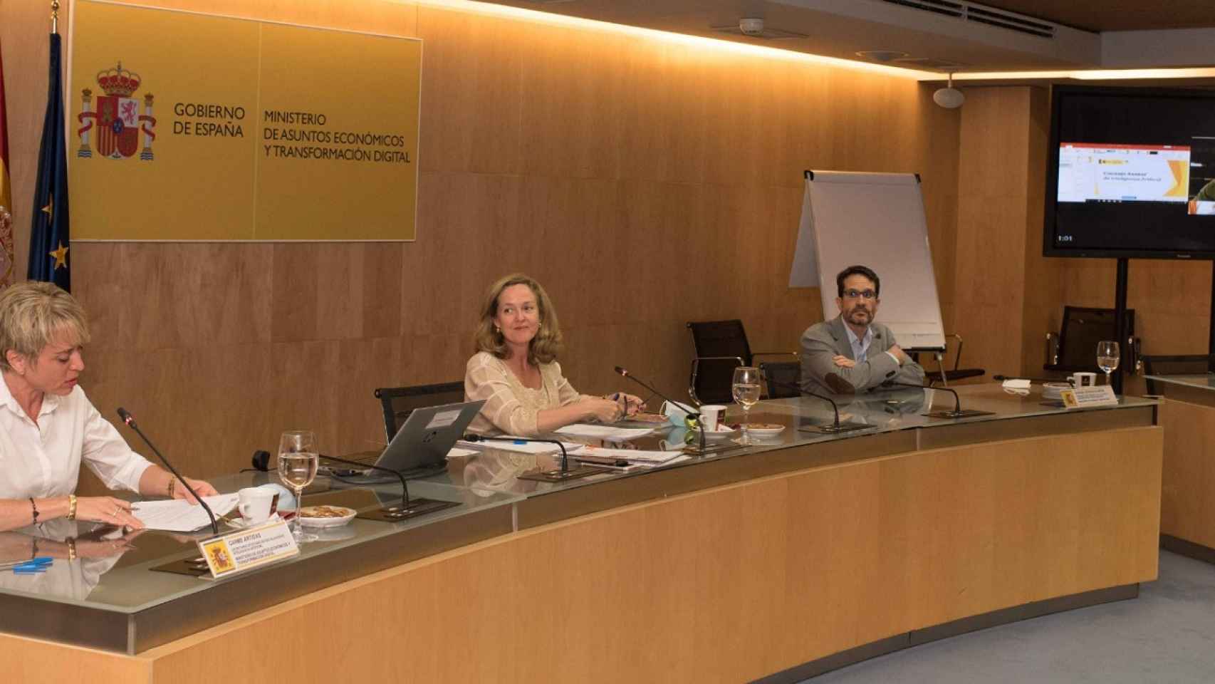 Carme Artigas (izq.) y Nadia Calviño (centro), en la primera reunión del Consejo Asesor de IA