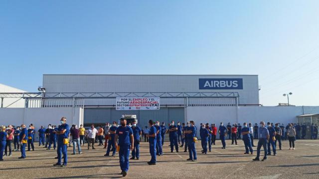 Asamblea de trabajadores en la planta de Tablada de Airbus, en Sevilla.