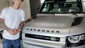 José María Gutiérrez ‘Guti’ posa con su nuevo Land Rover Defender.