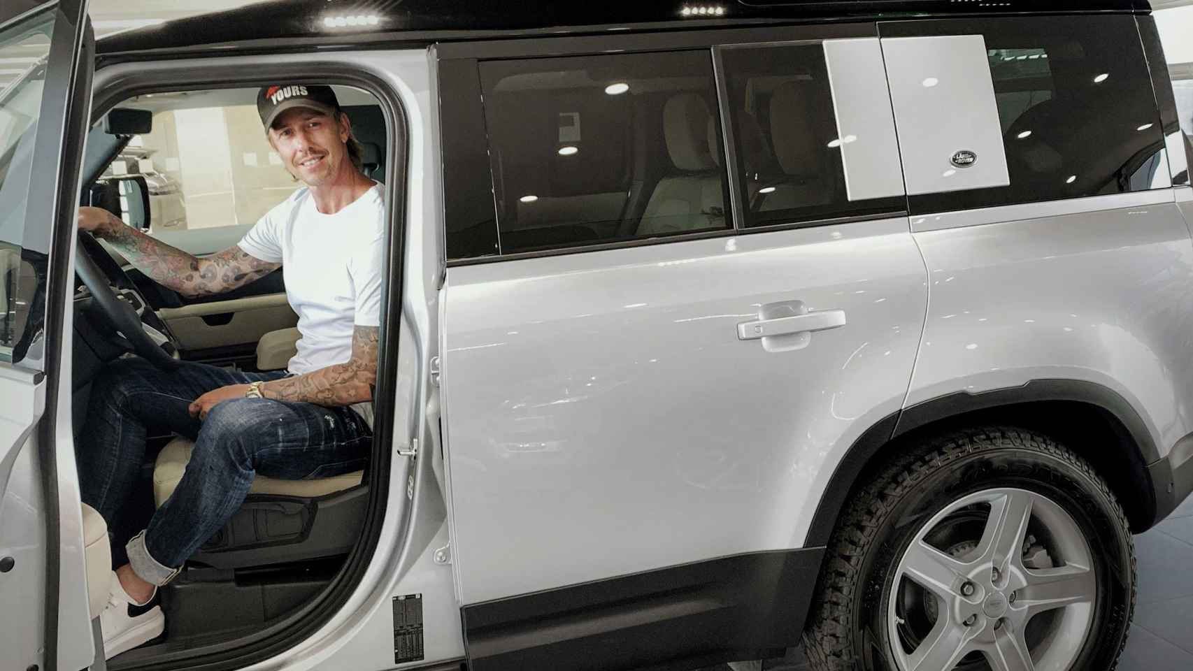 José María Gutiérrez, al volante del Land Rover Defender.