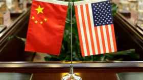 Las banderas de China y EEUU en una imagen de archivo.