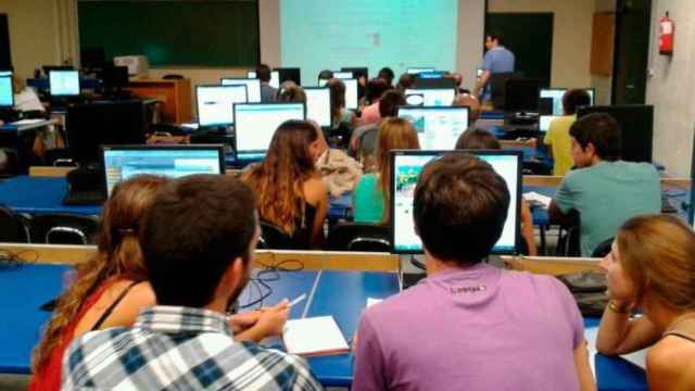Un grupo de estudiantes de Formación Profesional, en un aula de informática.