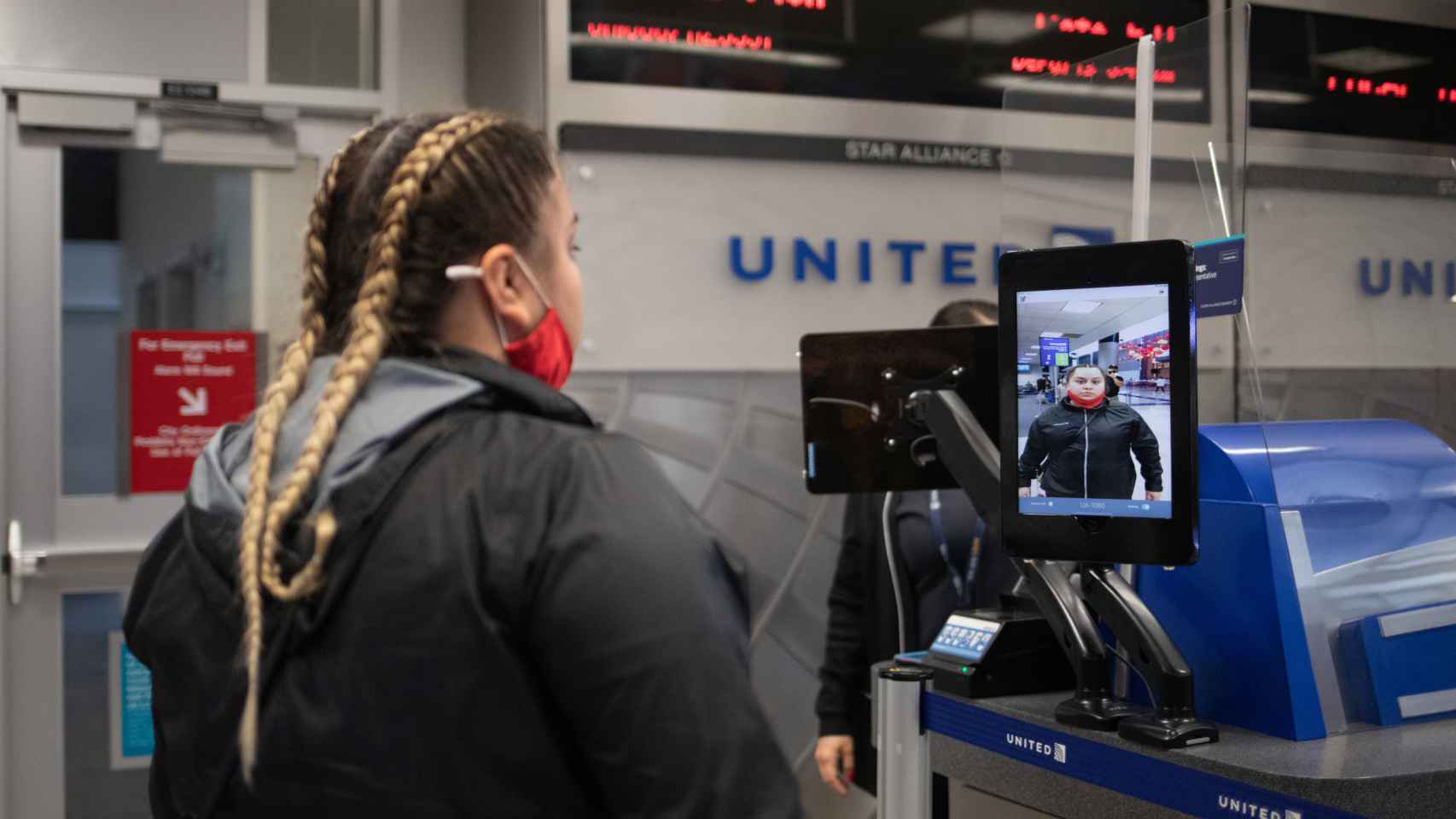 Una pasajera utiliza el reconocimiento facial para embarcar en un avión