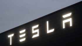 Rótulo en unas instalaciones de Tesla.
