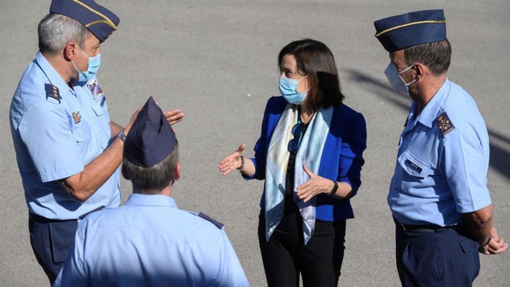 Margarita Robles, en una visita al Centro del sistemas Aeroespaciales de Observación (CESAEROB).