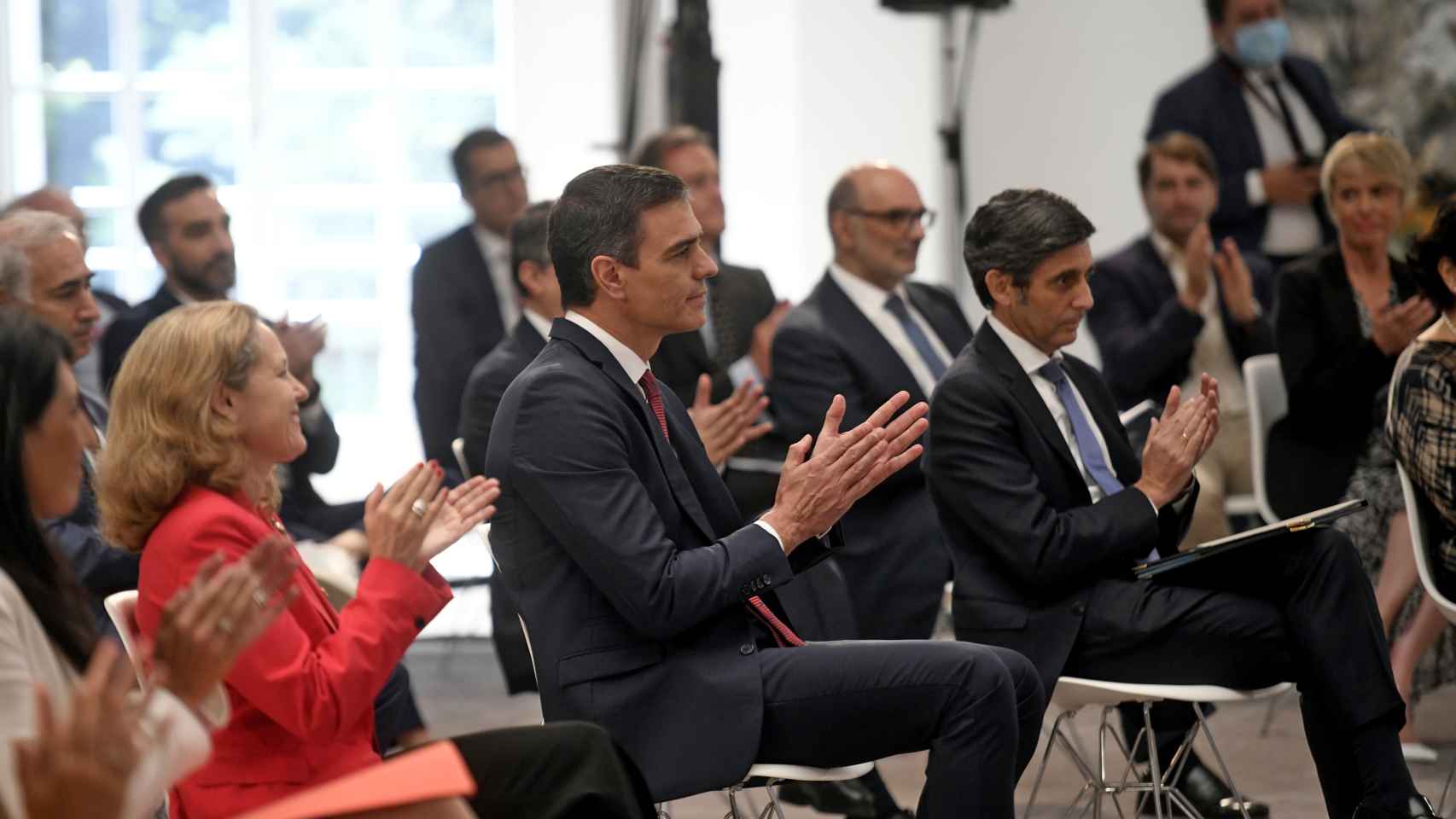 De izquierda a derecha, la vicepresidenta y ministra de Asuntos Económicos y Transformación Digital, Nadia Calviño, el presidente del Gobierno, Pedro Sánchez, y el presidente de Telefónica, José María Álvarez-Pallete.