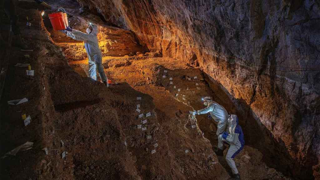 Expertos investigando la cueva del Chiquihuite en el estado de Zacatecas (México).