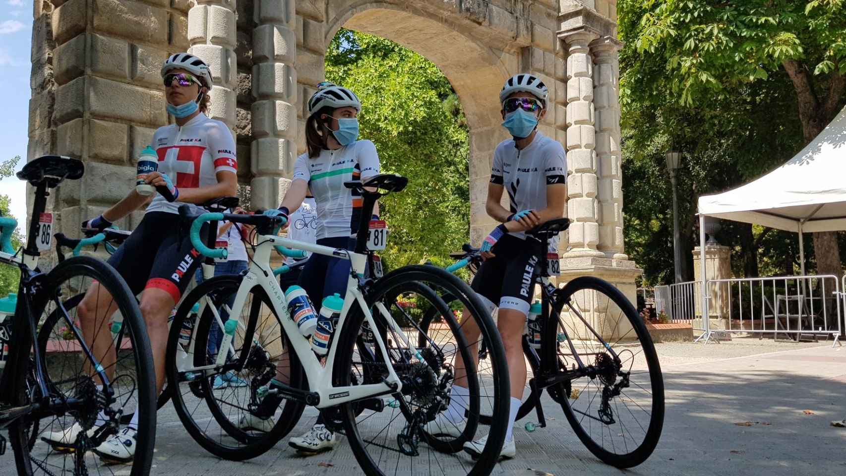 Ciclistas en la Emakumeen Nafarroako Klasikoa