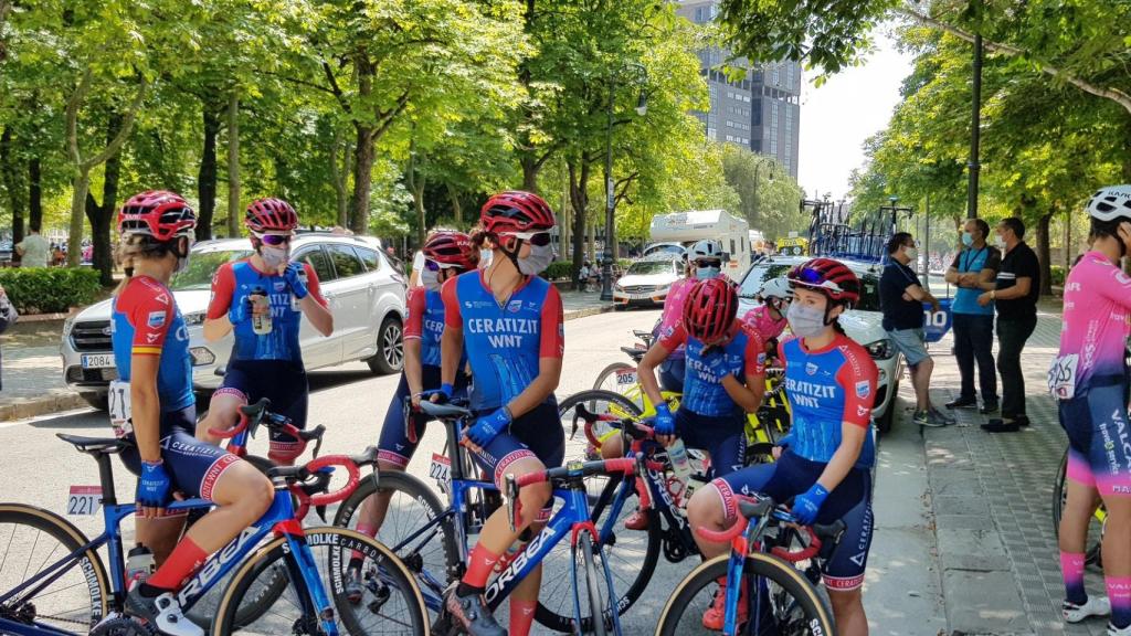 Ciclistas en la Emakumeen Nafarroako Klasikoa