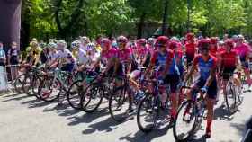 Ciclistas preparadas para tomar la salida en la Emakumeen Nafarroako Klasikoa