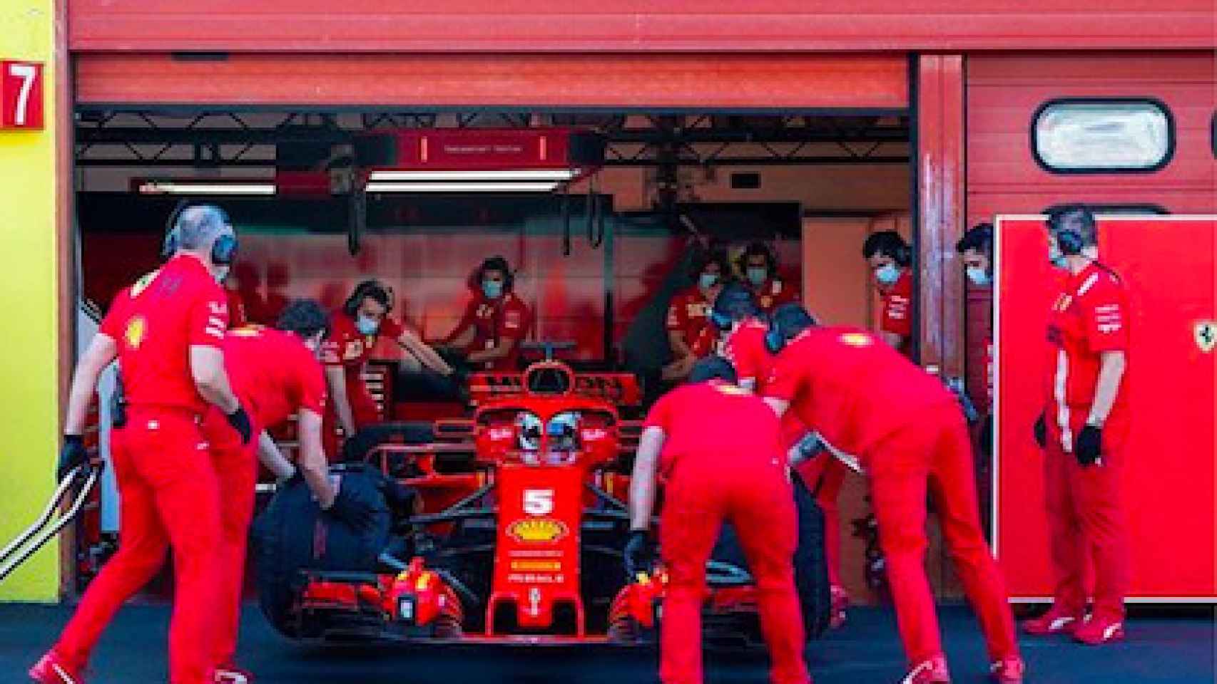 El coche de Vettel en el box de Ferrari