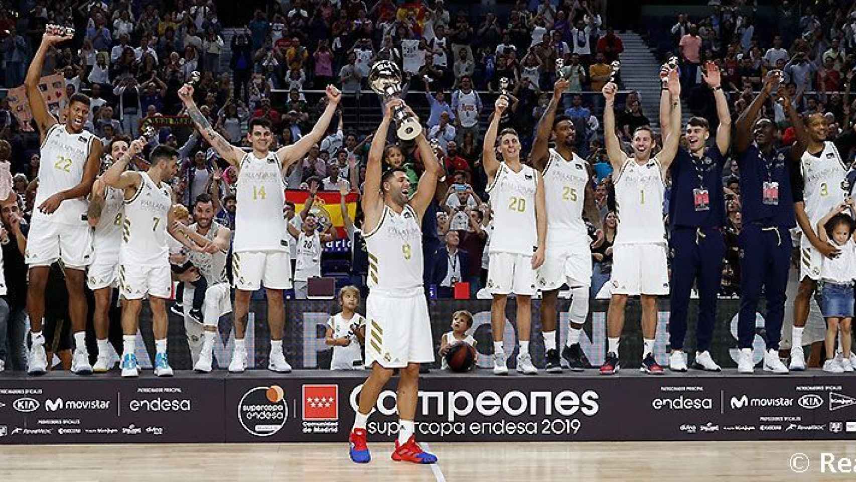 El Real Madrid de baloncesto levanta la Supercopa Endesa 2019