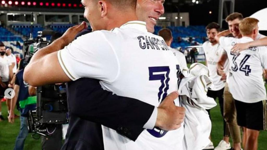 El abrazo entre Zidane y Jovic tras ganar La Liga