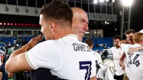 El abrazo entre Zidane y Jovic tras ganar La Liga