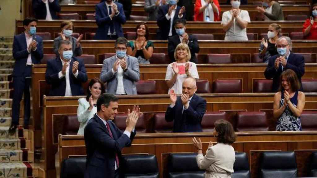 Sánchez, aplaudido por los suyos este miércoles en el Congreso tras el acuerdo europeo. Efe